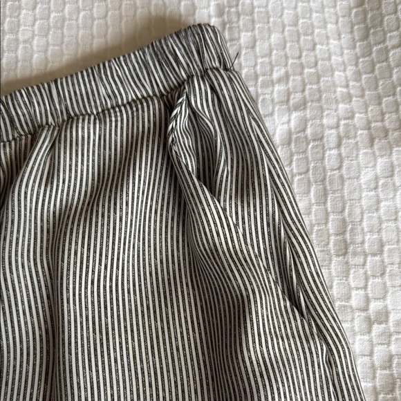 Gold Hawk - Elegant Black and Gray Lace Trim Skirt - Picture 2 of 10